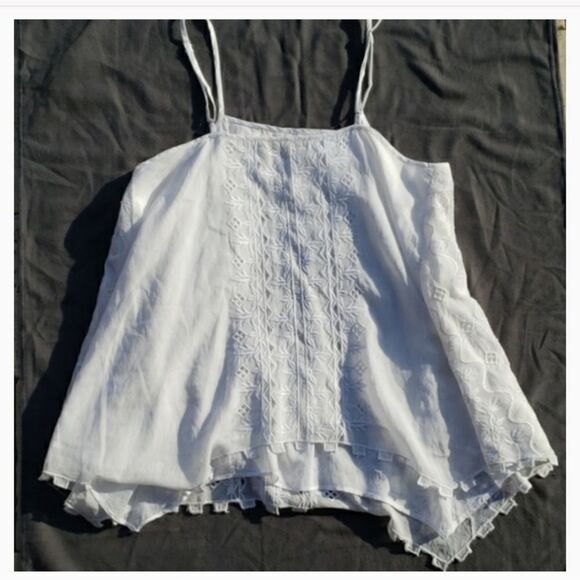 White embroidered flowy tank top - Picture 5 of 5